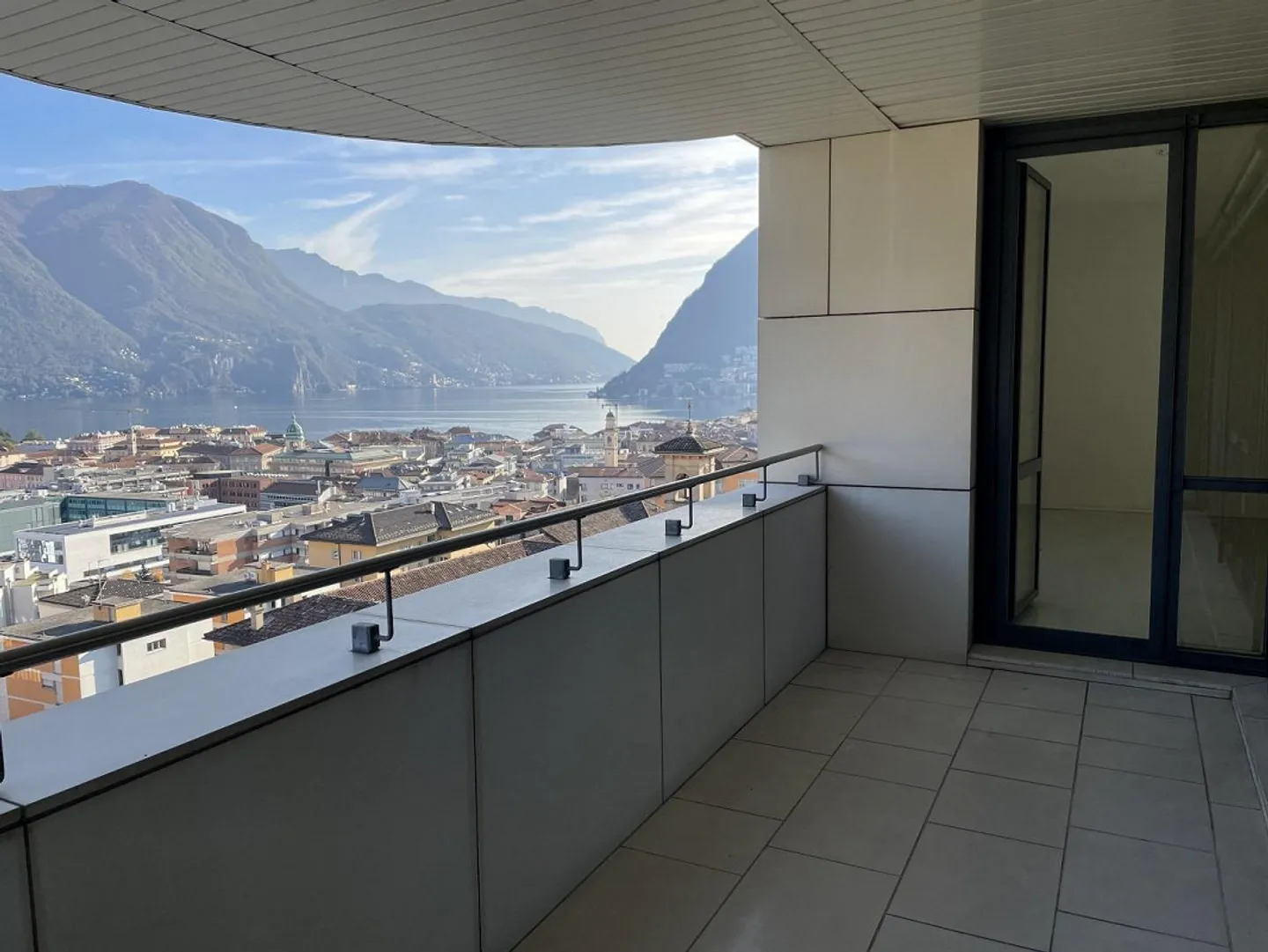 UFFICIO DI 3 LOCALI COMODO AL CENTRO CON VISTA LAGO - Foto 4 di 8