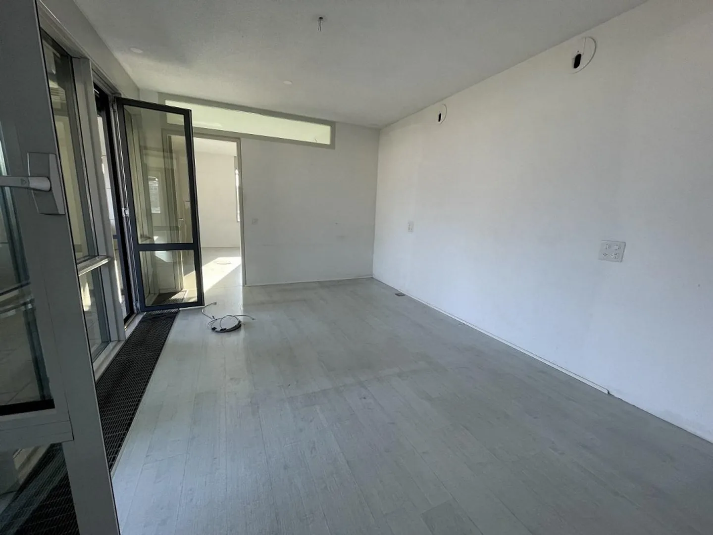 UFFICIO DI 3 LOCALI COMODO AL CENTRO CON VISTA LAGO - Foto 5 di 8