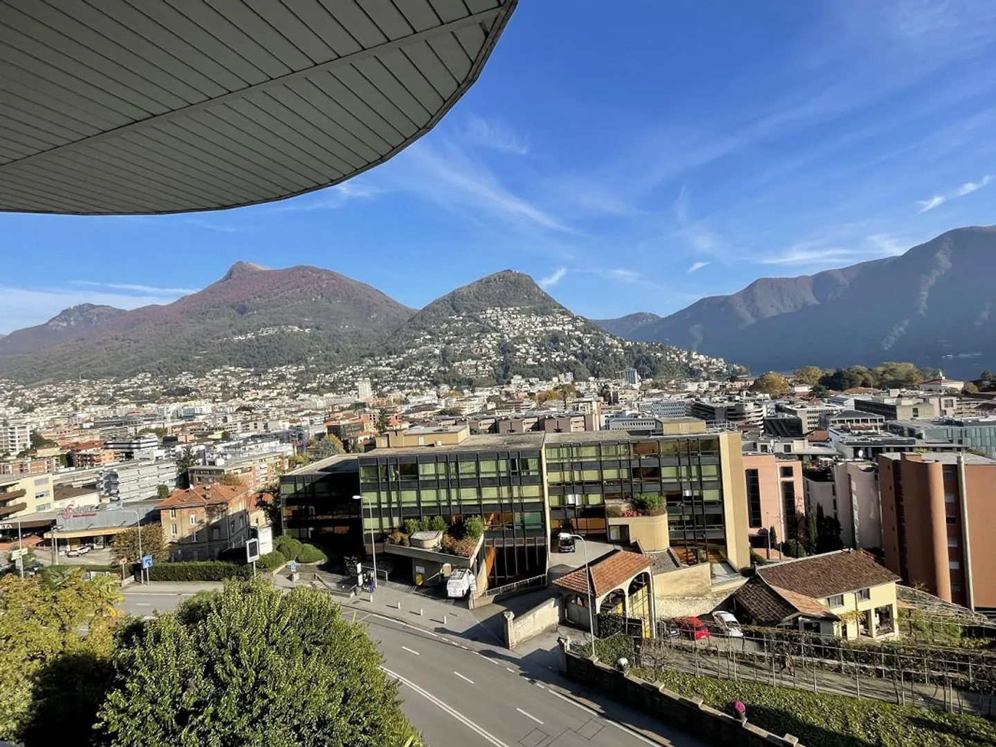 UFFICIO DI 3 LOCALI COMODO AL CENTRO CON VISTA LAGO - Foto 6 di 8