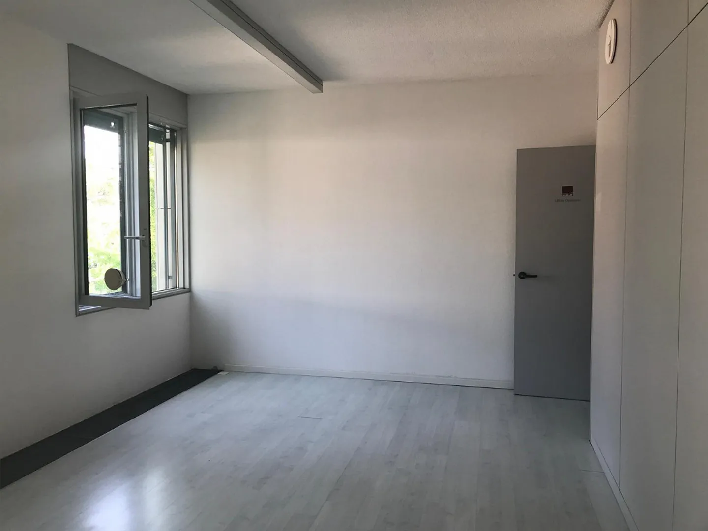 UFFICIO DI 3 LOCALI COMODO AL CENTRO CON VISTA LAGO - Foto 7 di 8
