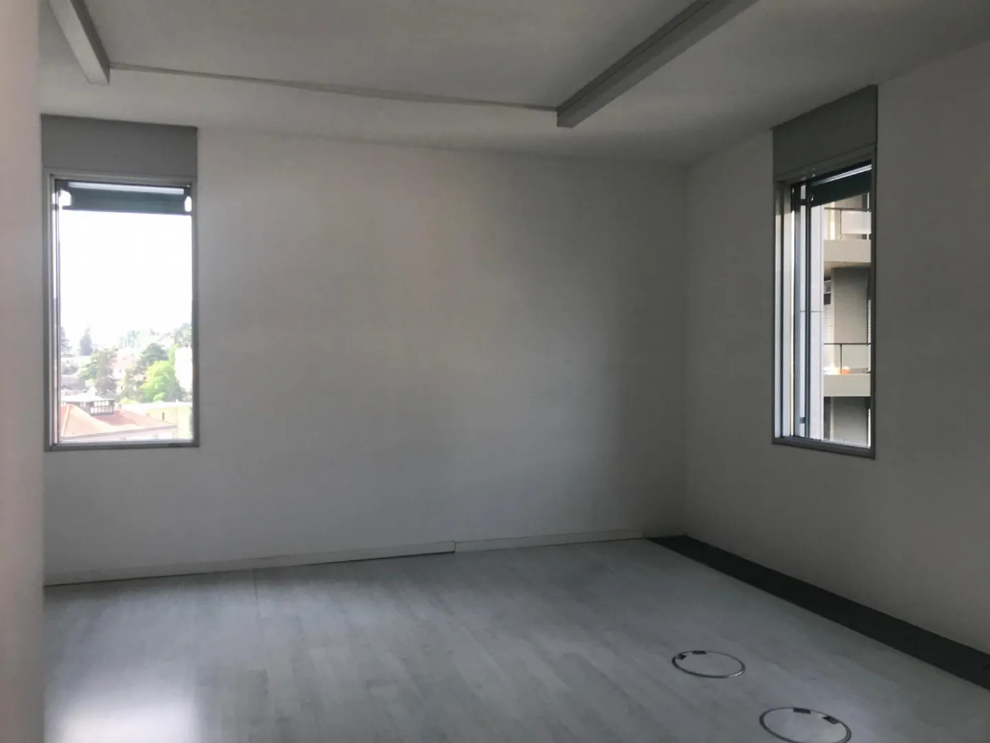 UFFICIO DI 3 LOCALI COMODO AL CENTRO CON VISTA LAGO - Foto 8 di 8