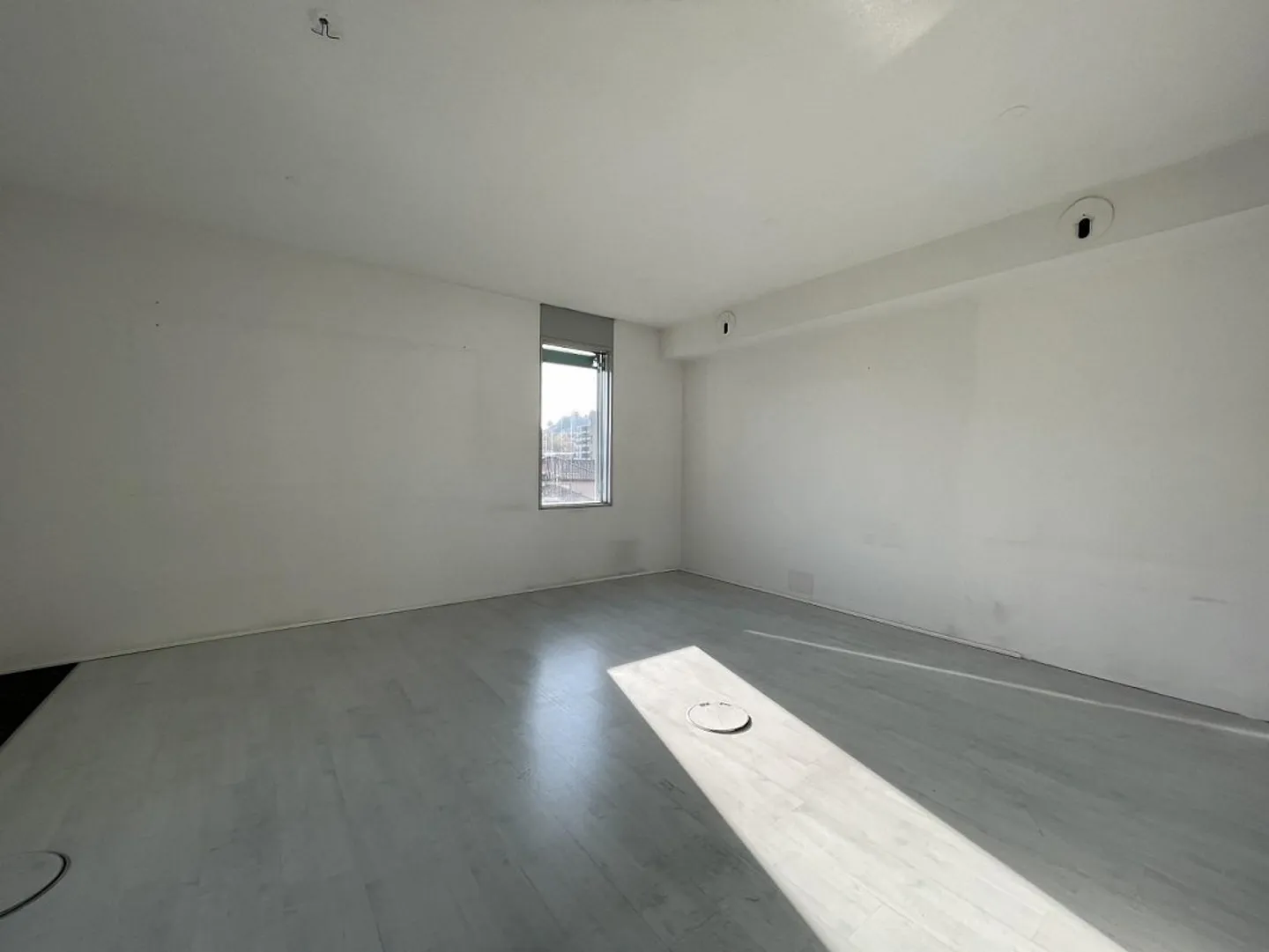 UFFICIO DI 3 LOCALI COMODO AL CENTRO CON VISTA LAGO - Foto 3 di 8