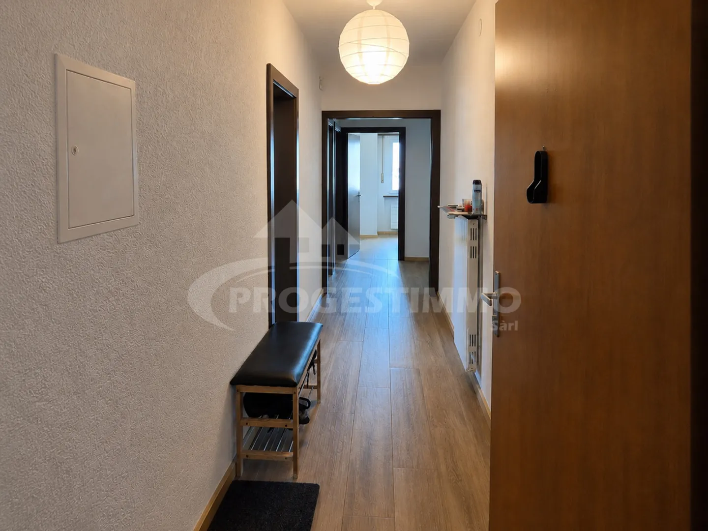 Bright 4.5 Room Apartment with Balcony in the Heart of Uvrier - Photo 4 of 9