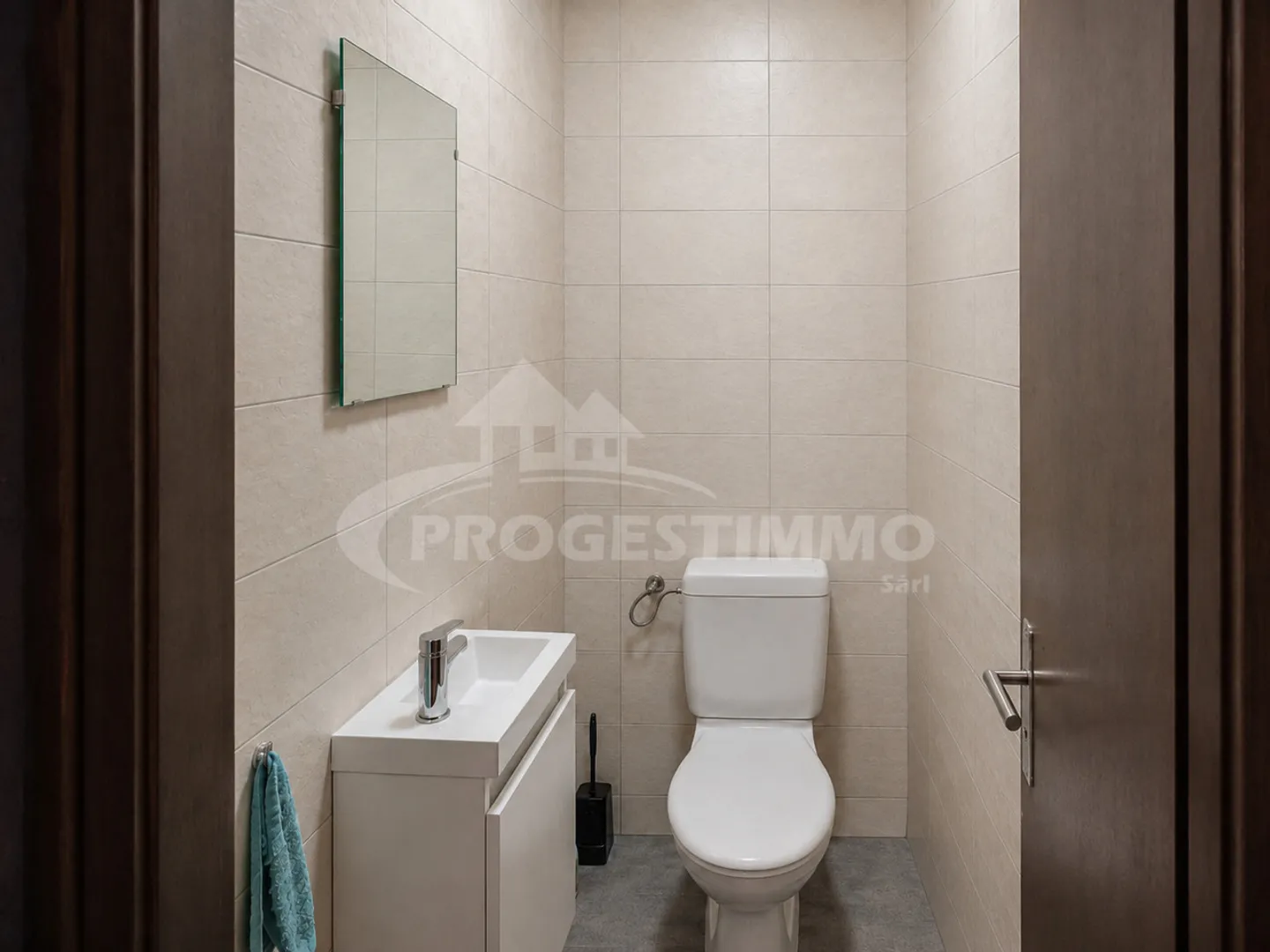 Bright 4.5 Room Apartment with Balcony in the Heart of Uvrier - Photo 7 of 9