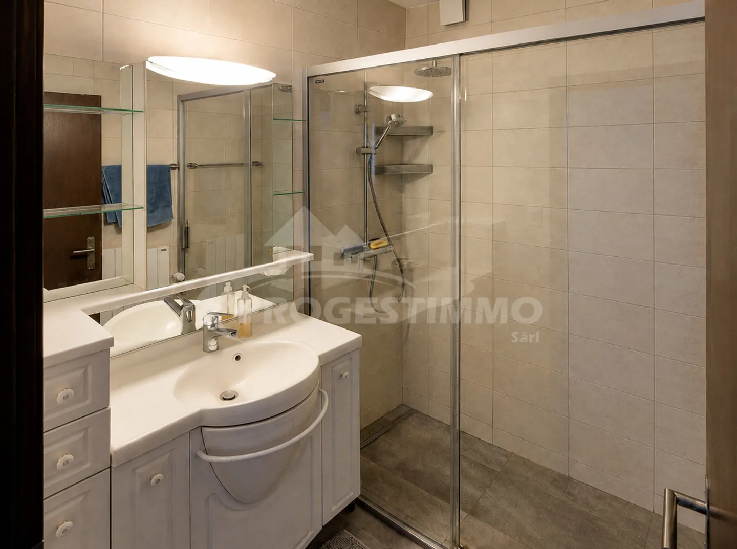 Bright 4.5 Room Apartment with Balcony in the Heart of Uvrier - Photo 8 of 9