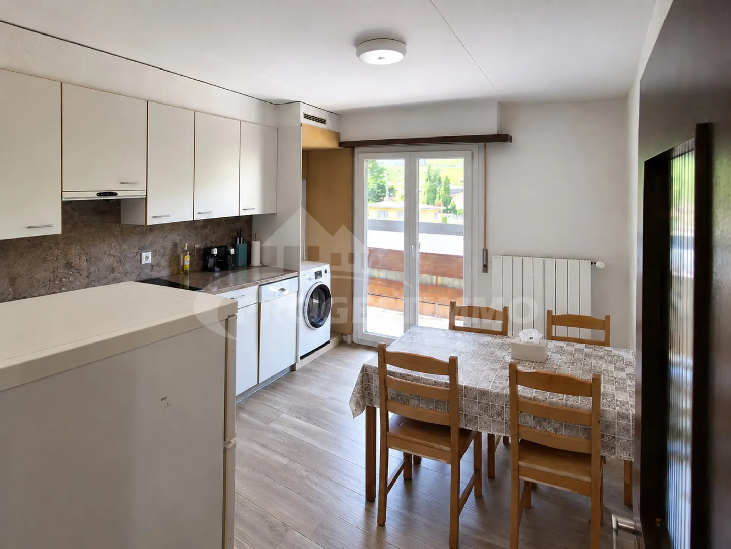 Bright 4.5 Room Apartment with Balcony in the Heart of Uvrier - Photo 2 of 9
