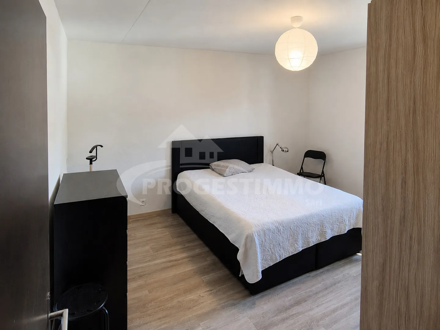 Bright 4.5 Room Apartment with Balcony in the Heart of Uvrier - Photo 5 of 9