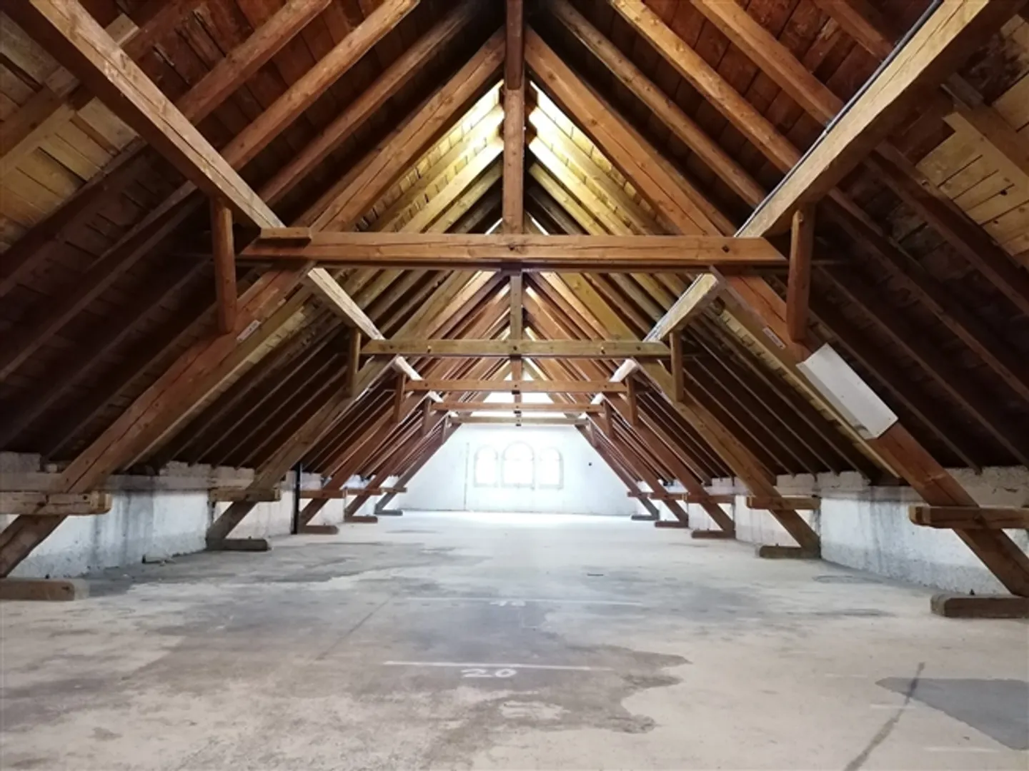 Espace de stockage spacieux avec charme à louer - Photo 3 sur 4