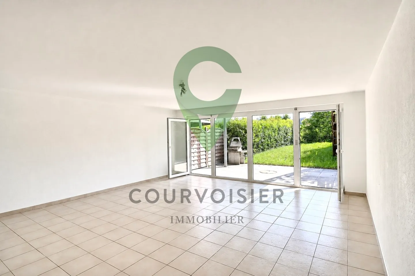 Family villa with garden, terrace and beautiful view - available immediately - Photo 2 of 10