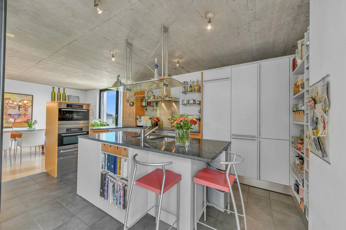 Una casa con un linguaggio architettonico chiaro e una forte presenza - Foto 2 di 9