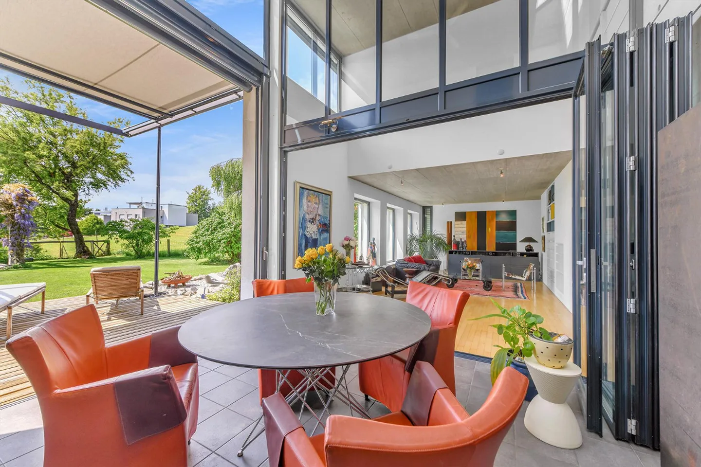 Una casa con un linguaggio architettonico chiaro e una forte presenza - Foto 3 di 9