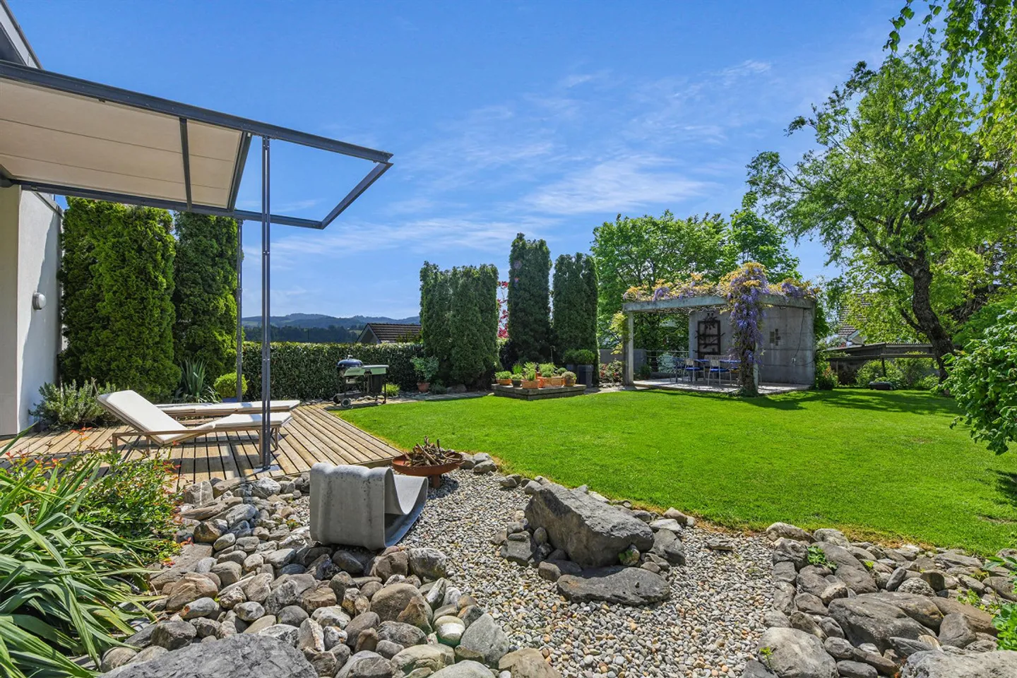 Una casa con un linguaggio architettonico chiaro e una forte presenza - Foto 6 di 9