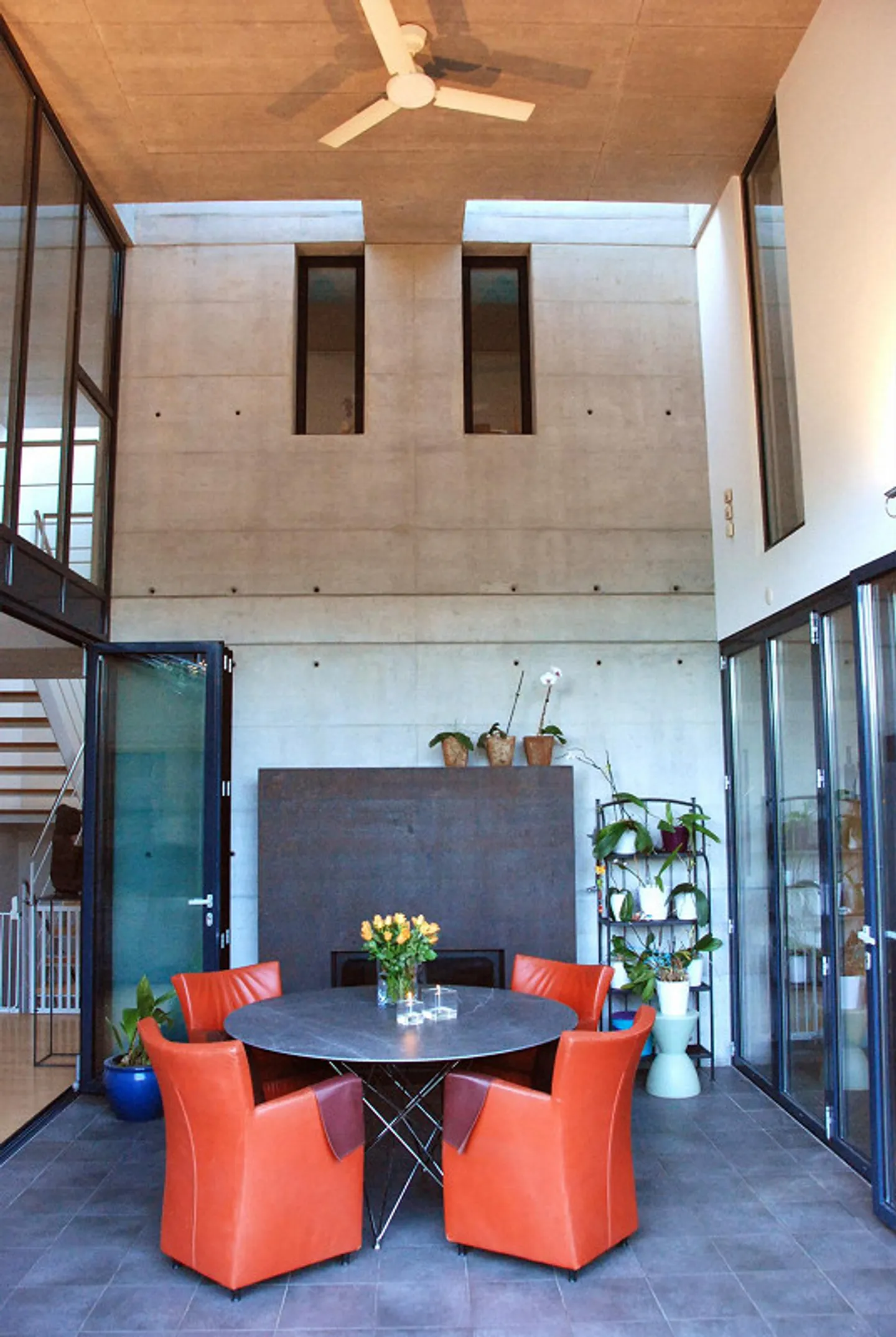 Una casa con un linguaggio architettonico chiaro e una forte presenza - Foto 5 di 9
