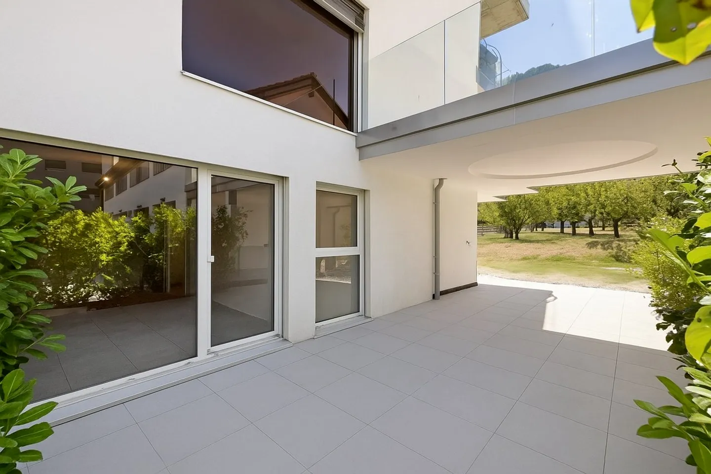 Neues 2,5-Zimmer-Apartment mit großem Garten und Terrassen - Foto 2 von 8