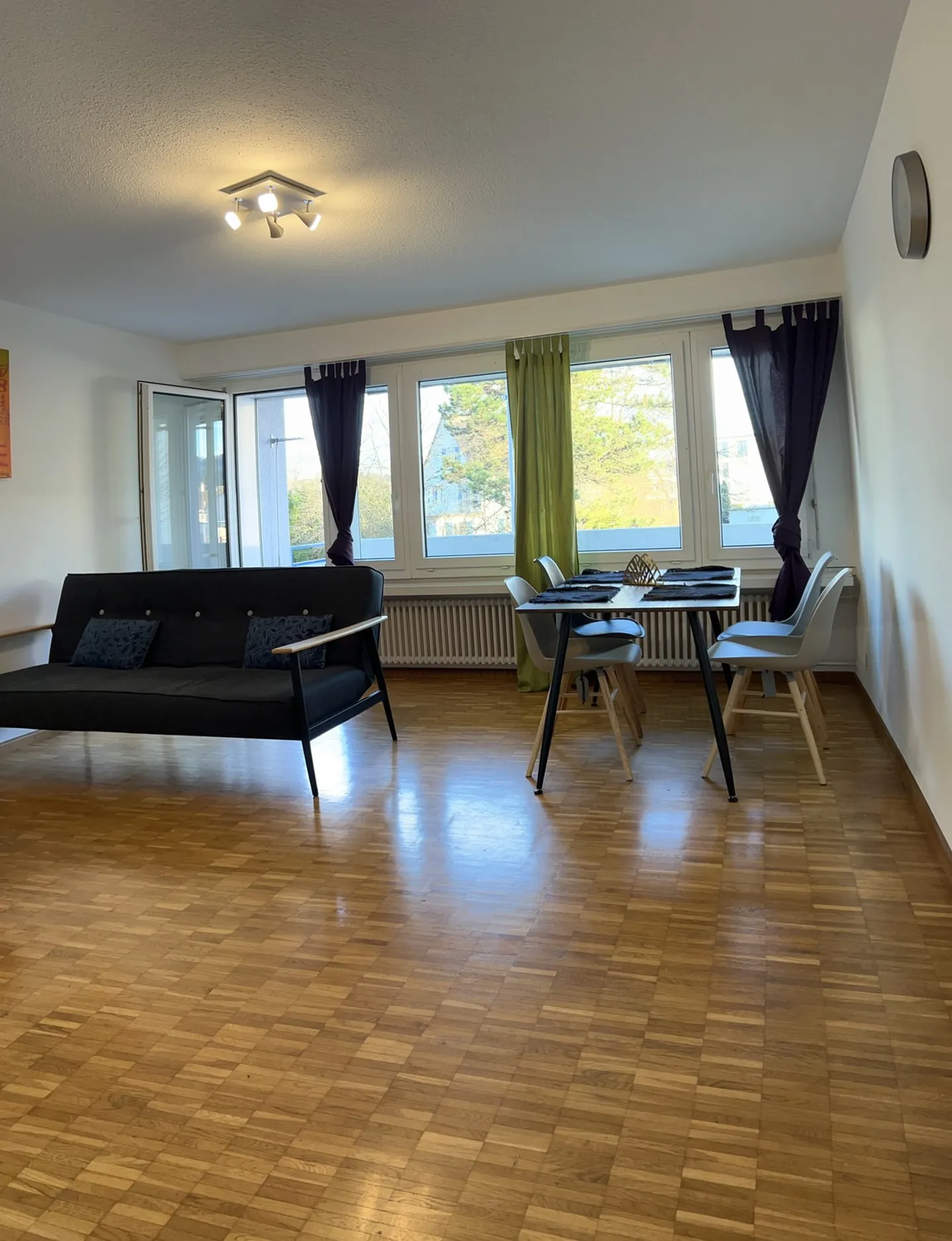 🌟 Bellissimo appartamento completamente arredato di 2,5 stanze nella zona 121 di Dübendorf - Foto 1 di 11