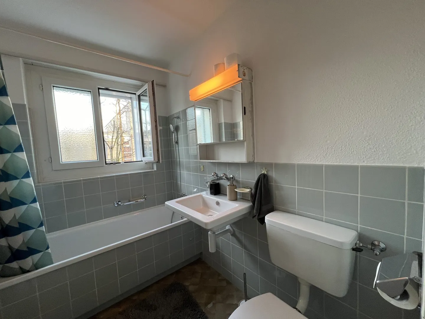 🌟 Bellissimo appartamento completamente arredato di 2,5 stanze nella zona 121 di Dübendorf - Foto 9 di 11