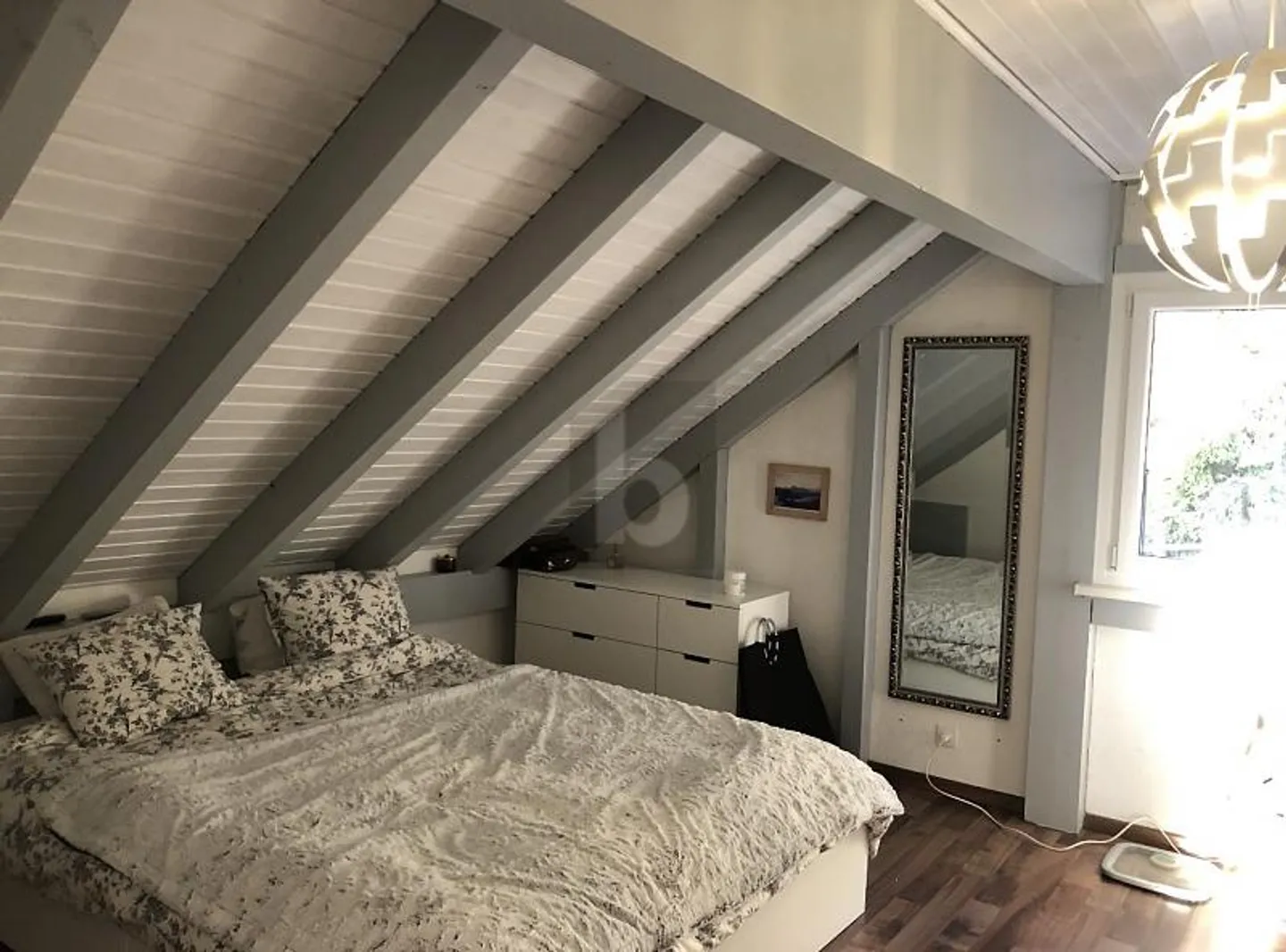 RARE BALANCE ZWISCHEN ELEGANZ UND UNABHÄNGIGKEIT - Foto 3 von 6