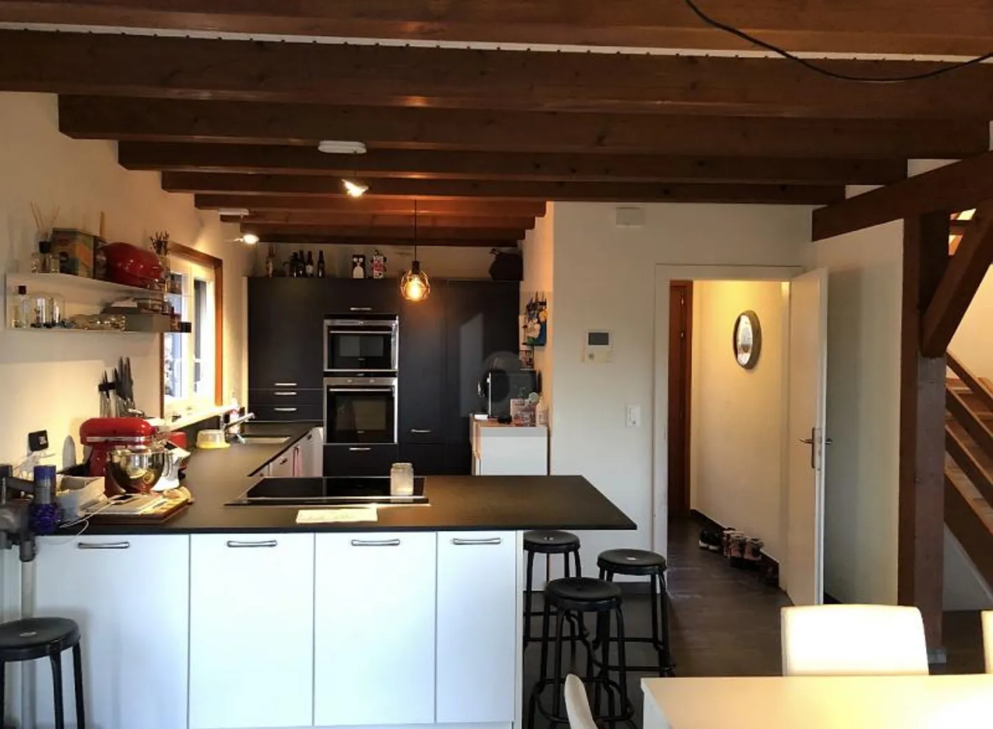 RARE BALANCE ZWISCHEN ELEGANZ UND UNABHÄNGIGKEIT - Foto 5 von 6