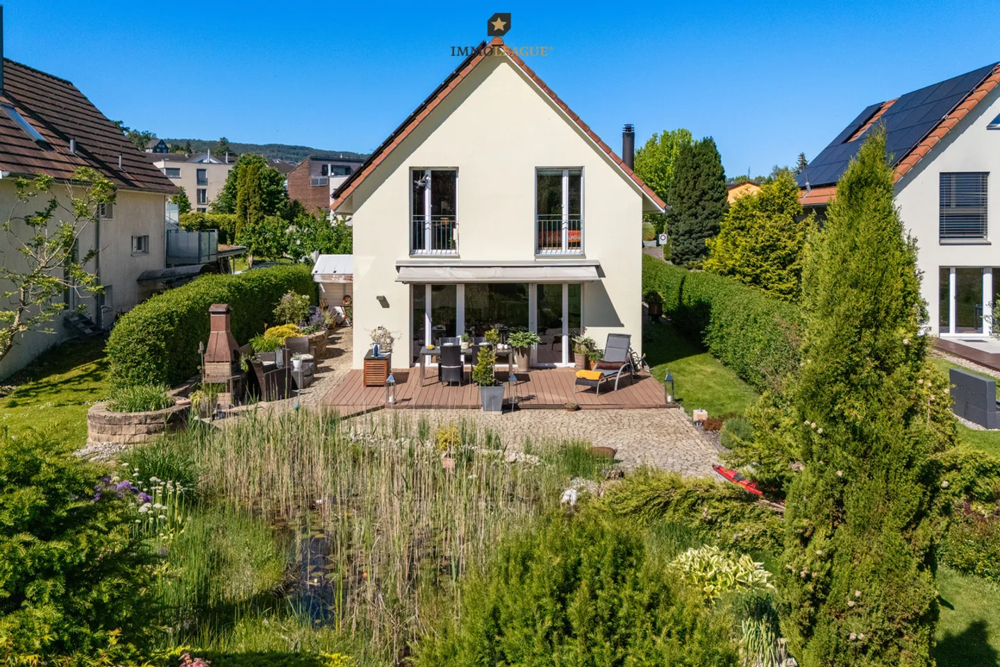 Propriété rare au bord du lac avec un jardin paysager. - Photo 2 sur 9