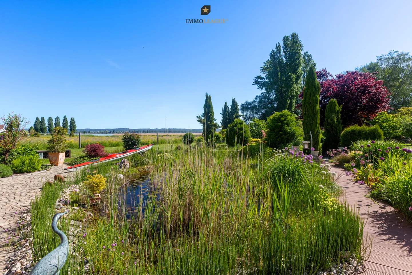 Propriété rare au bord du lac avec un jardin paysager. - Photo 3 sur 9