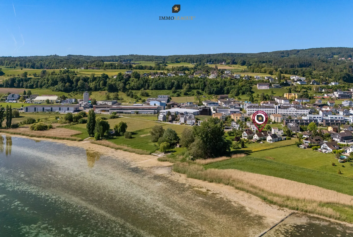 Propriété rare au bord du lac avec un jardin paysager. - Photo 7 sur 9