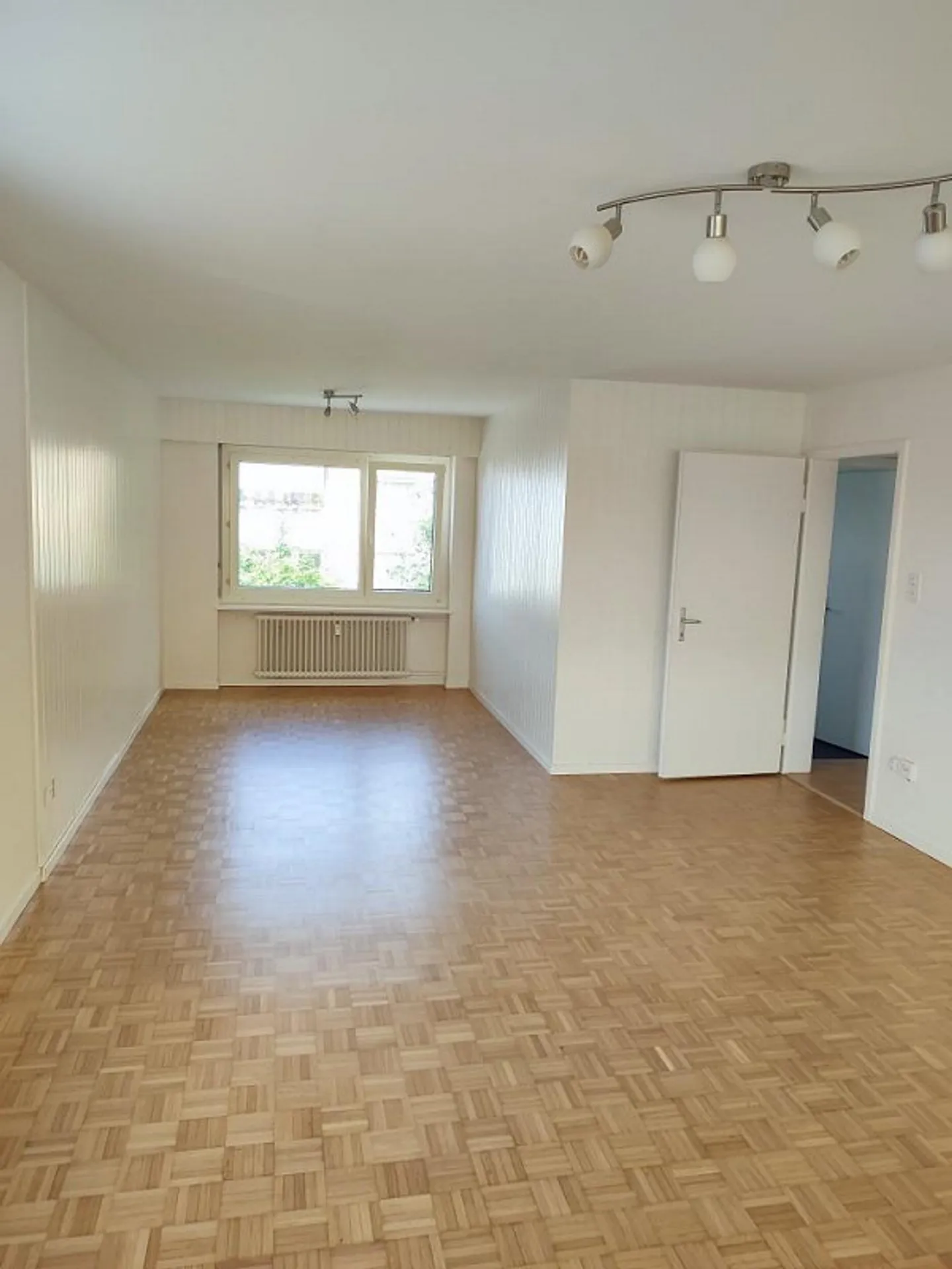 Ottimo appartamento con grande balcone in una posizione centrale e tranquilla! - Foto 2 di 11