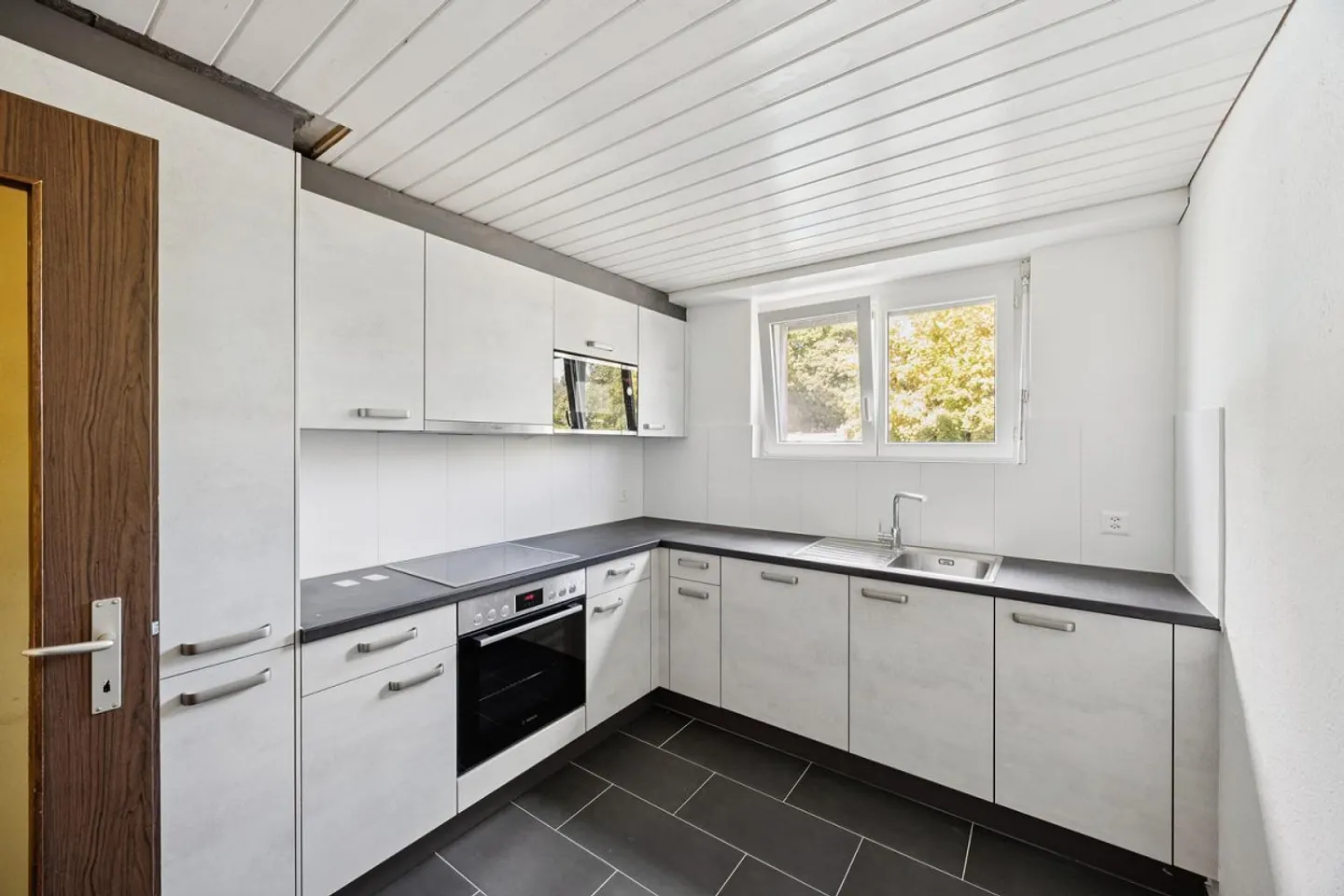 Appartement de 4,5 pièces fraîchement rénové dans un emplacement calme et central - Photo 9 sur 10
