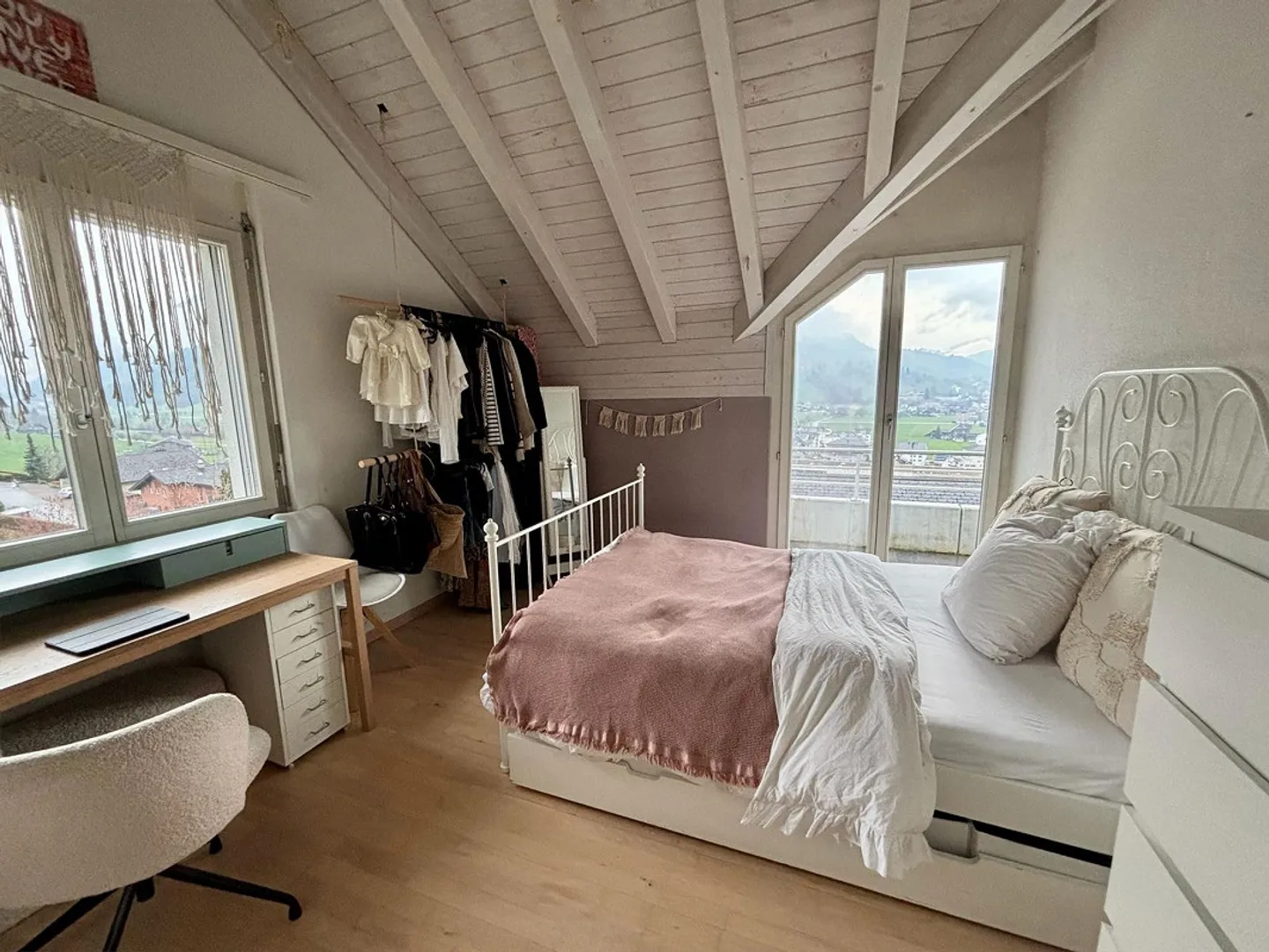 6.5-Room Single-Family House with Panoramic View and Sun Exposure - Photo 8 of 13