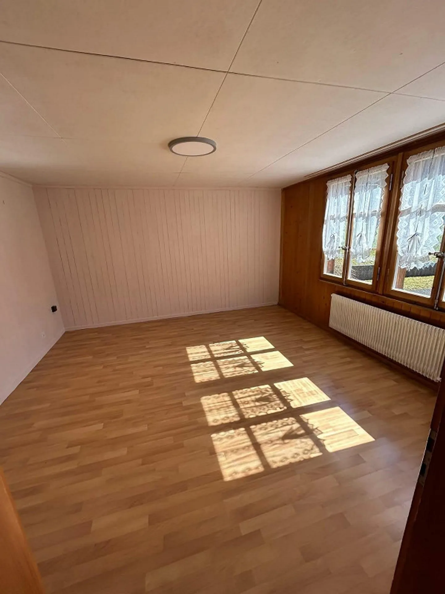 Very large and bright 2.5-room apartment. Quiet yet centrally located. - Photo 3 of 8