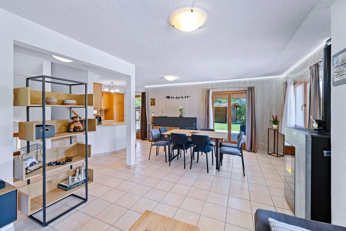 Charming chalet on 3 levels with open view - Photo 3 of 10