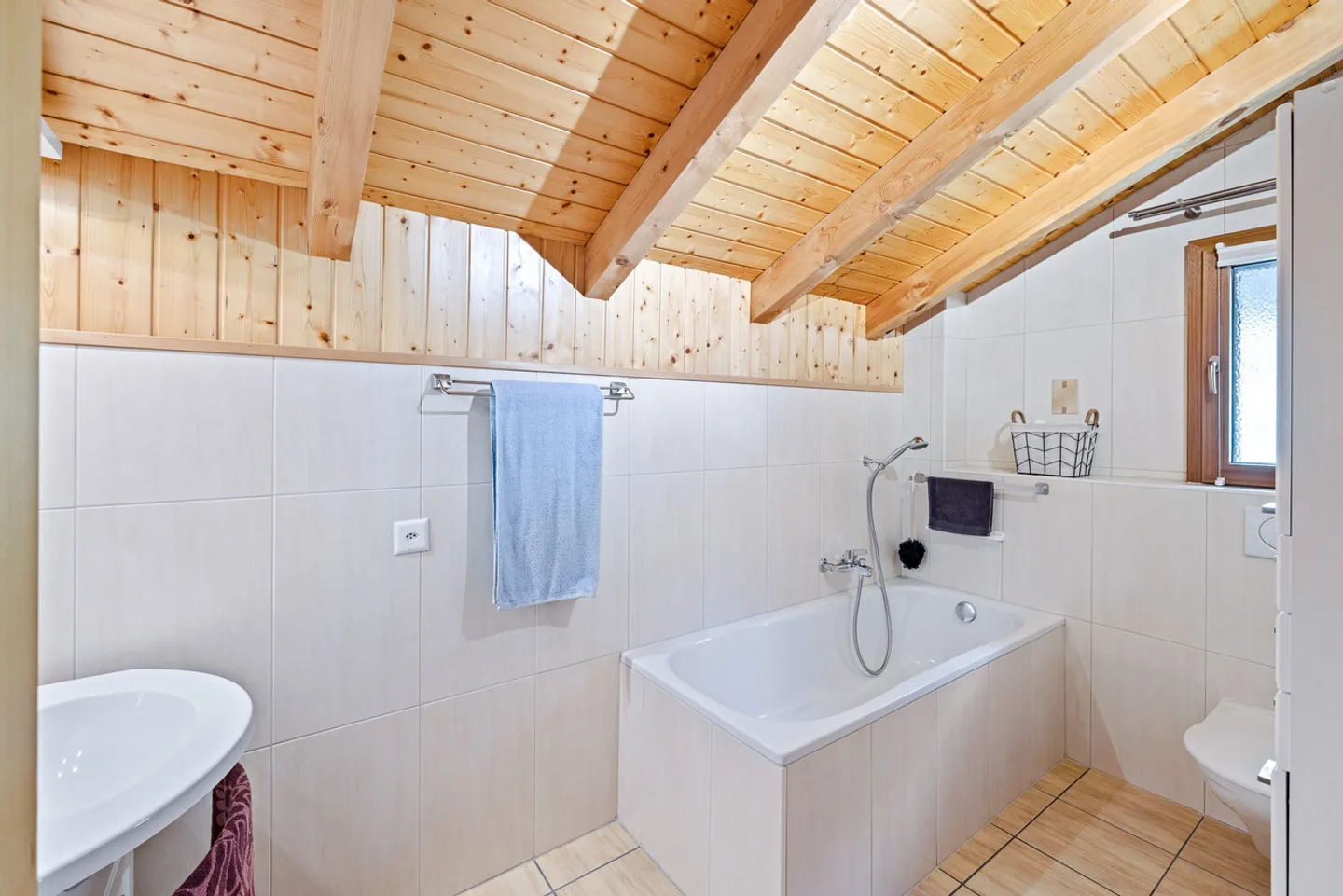Charming chalet on 3 levels with open view - Photo 8 of 10