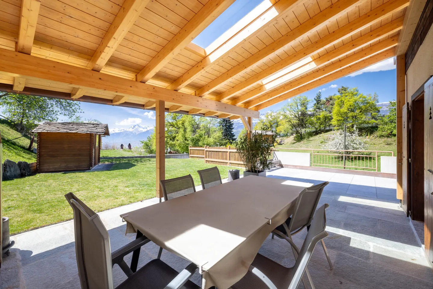 Charming chalet on 3 levels with open view - Photo 9 of 10