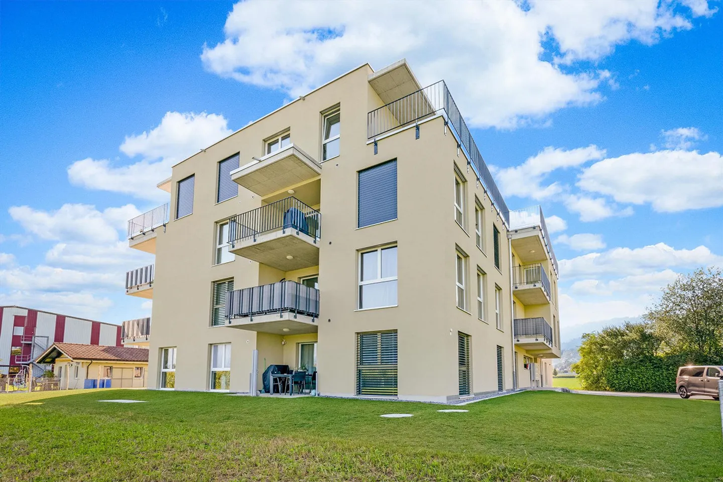 Living with a view of greenery - Photo 1 of 11