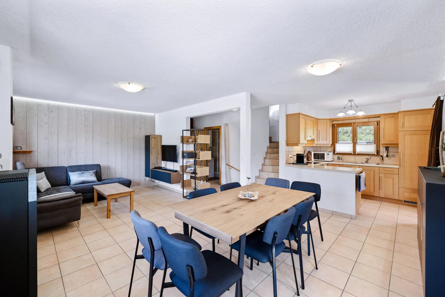 Charming chalet on 3 levels with open view - Photo 4 of 10