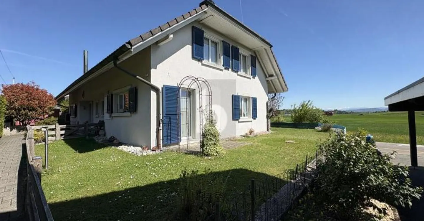 Charmantes Doppelhaus mit Garten - Foto 1 von 6