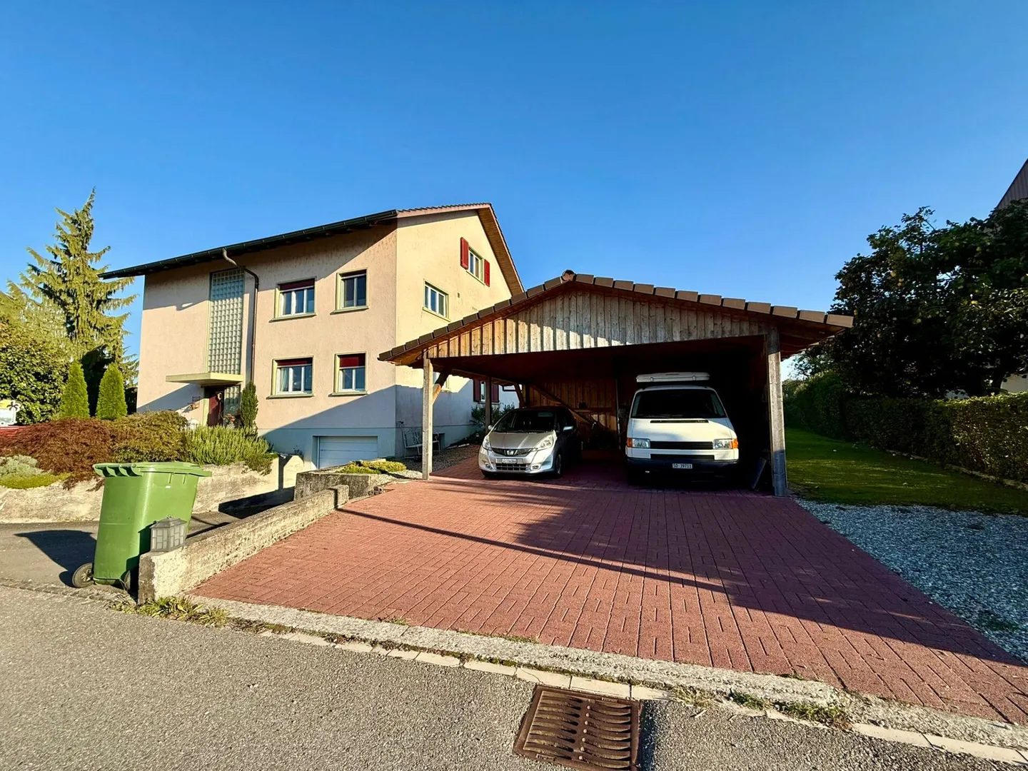 Maison multifamiliale avec vue dégagée, grand terrain et potentiel d'aménagement ! - Photo 1 sur 9