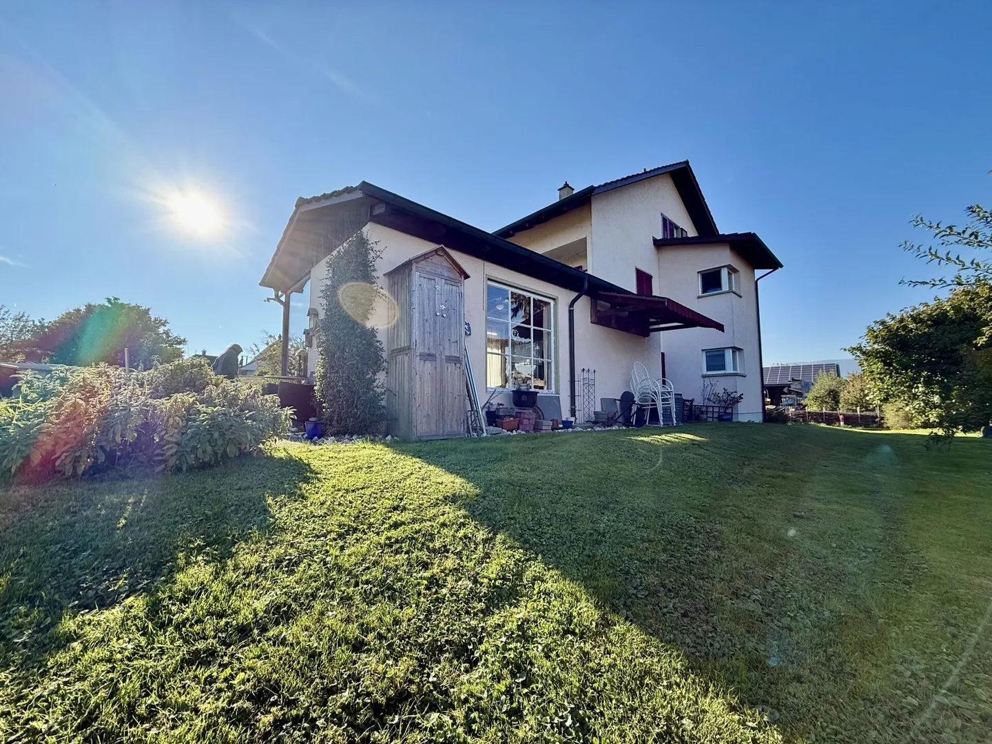 Maison multifamiliale avec vue dégagée, grand terrain et potentiel d'aménagement ! - Photo 2 sur 9