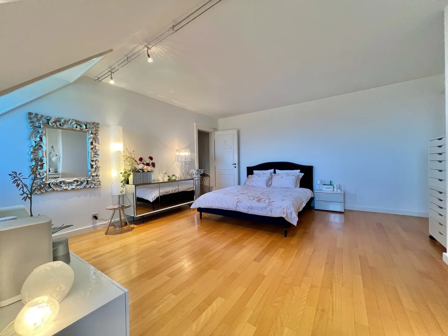 Elegant Villa with Lake View - Photo 13 of 13