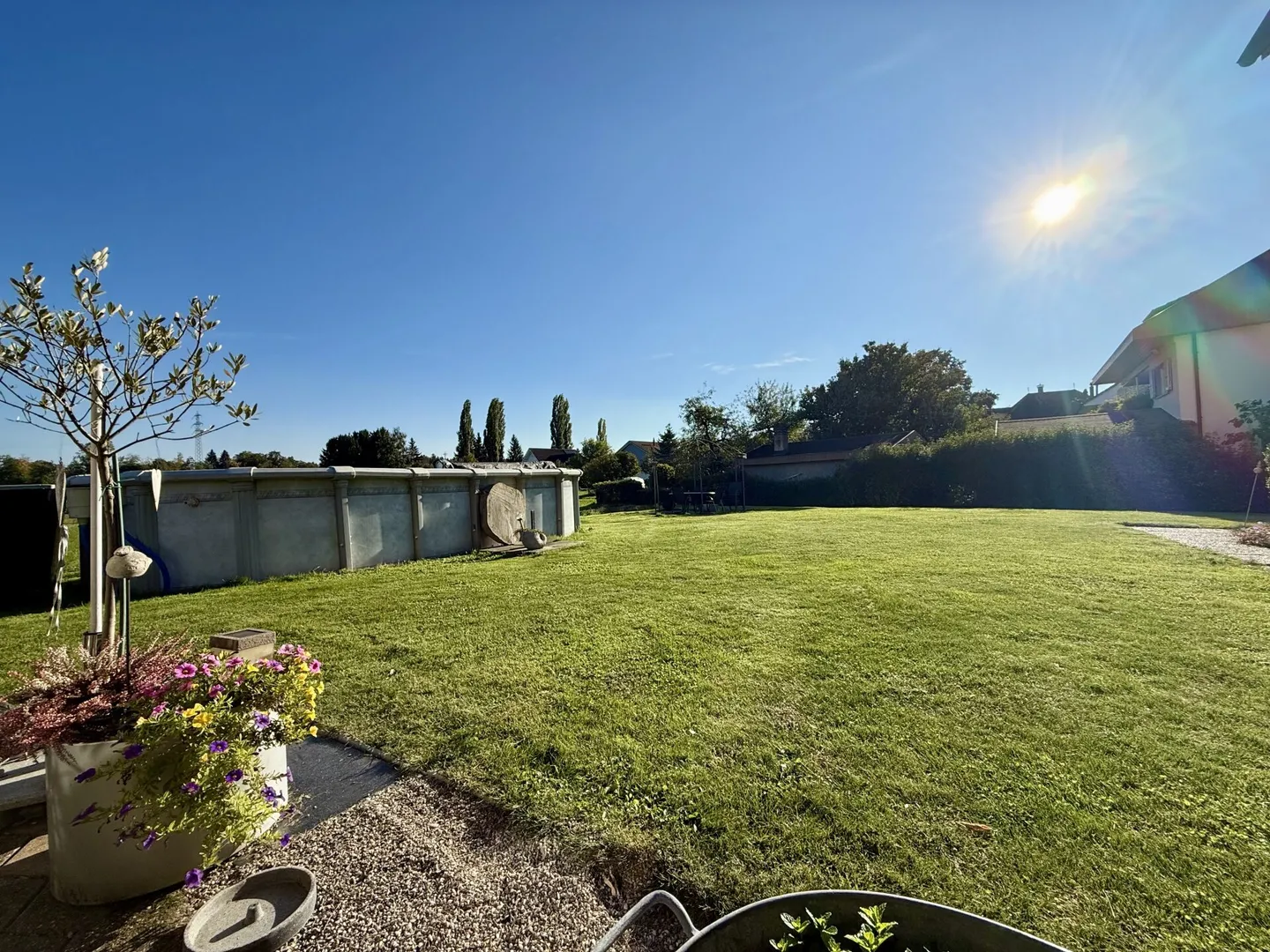 Maison multifamiliale avec vue dégagée, grand terrain et potentiel d'aménagement ! - Photo 3 sur 9