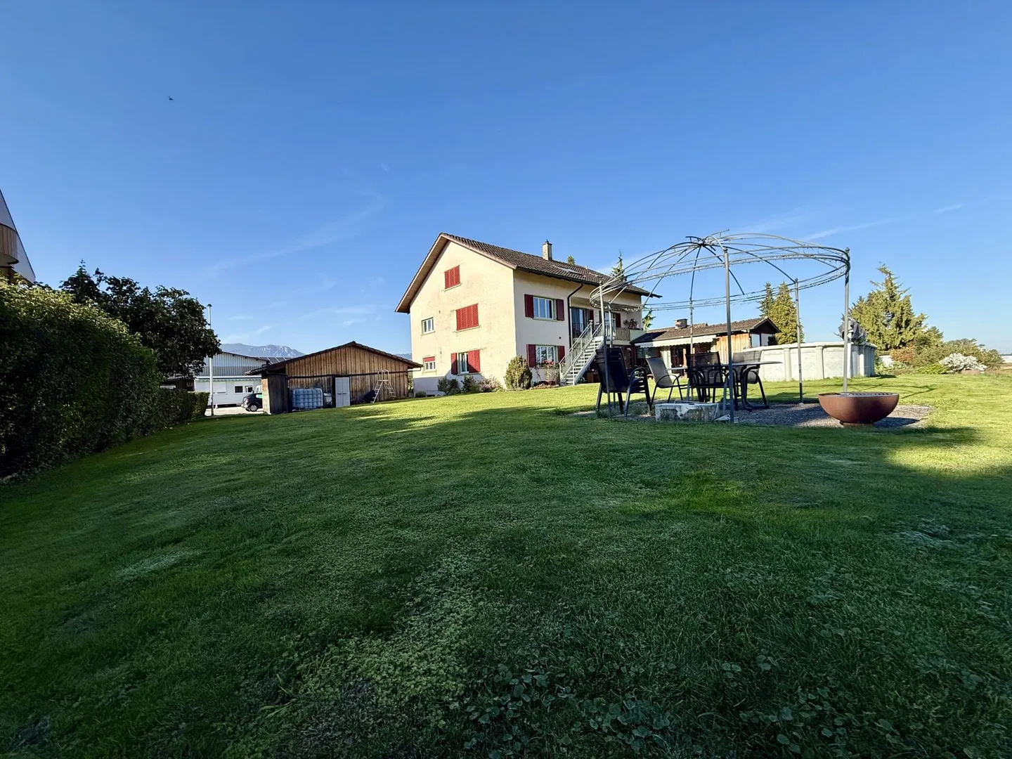 Maison multifamiliale avec vue dégagée, grand terrain et potentiel d'aménagement ! - Photo 4 sur 9