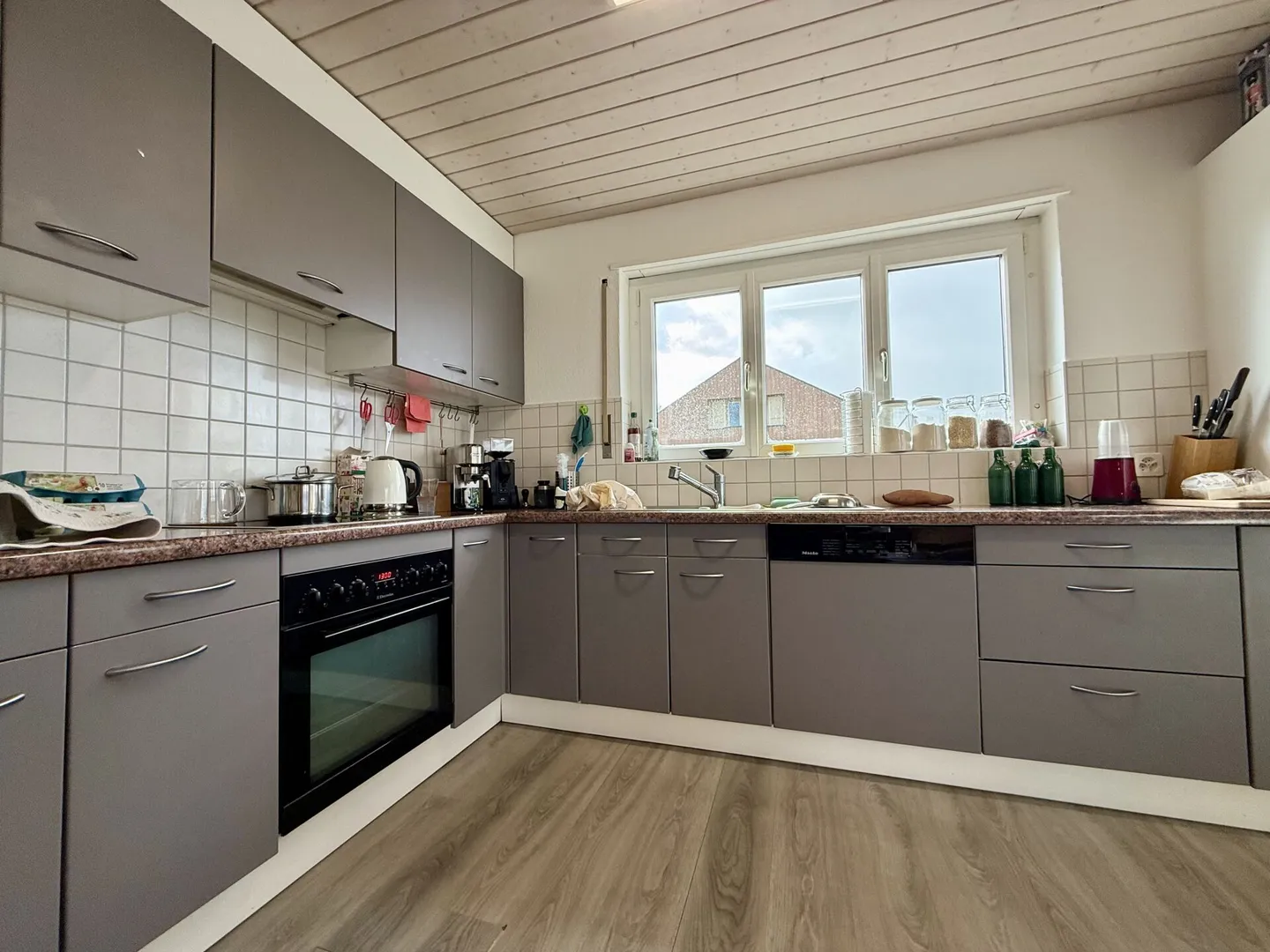 Maison multifamiliale avec vue dégagée, grand terrain et potentiel d'aménagement ! - Photo 5 sur 9