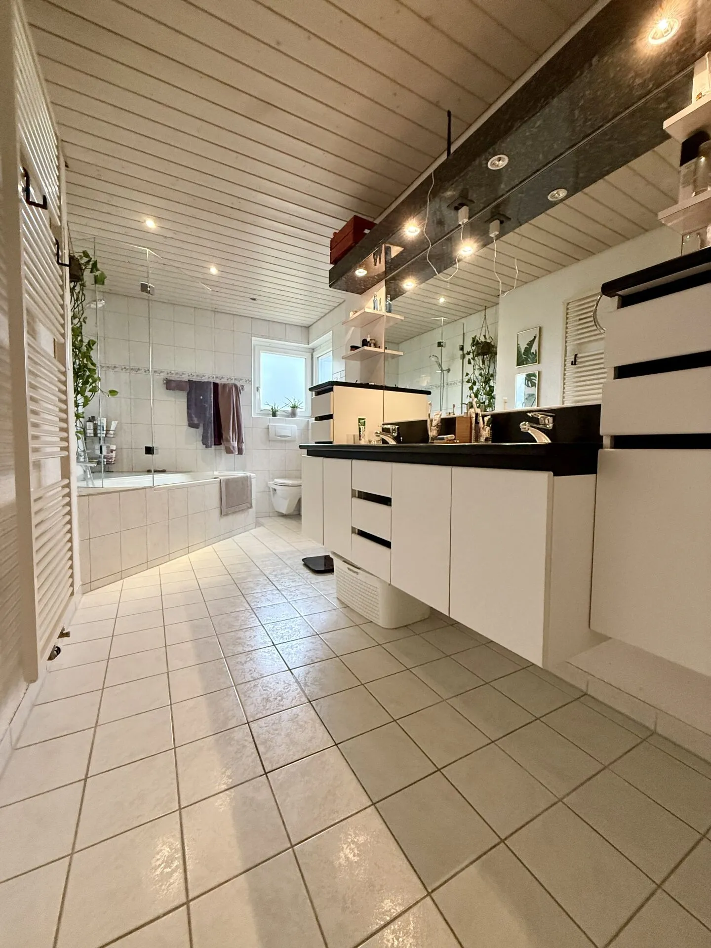 Maison multifamiliale avec vue dégagée, grand terrain et potentiel d'aménagement ! - Photo 6 sur 9