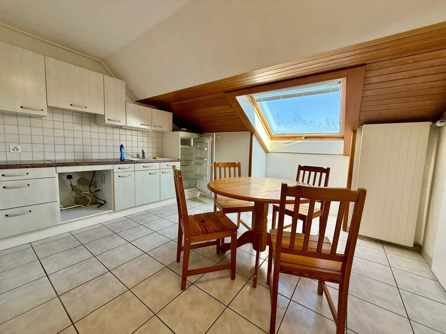 Maison multifamiliale avec vue dégagée, grand terrain et potentiel d'aménagement ! - Photo 7 sur 9