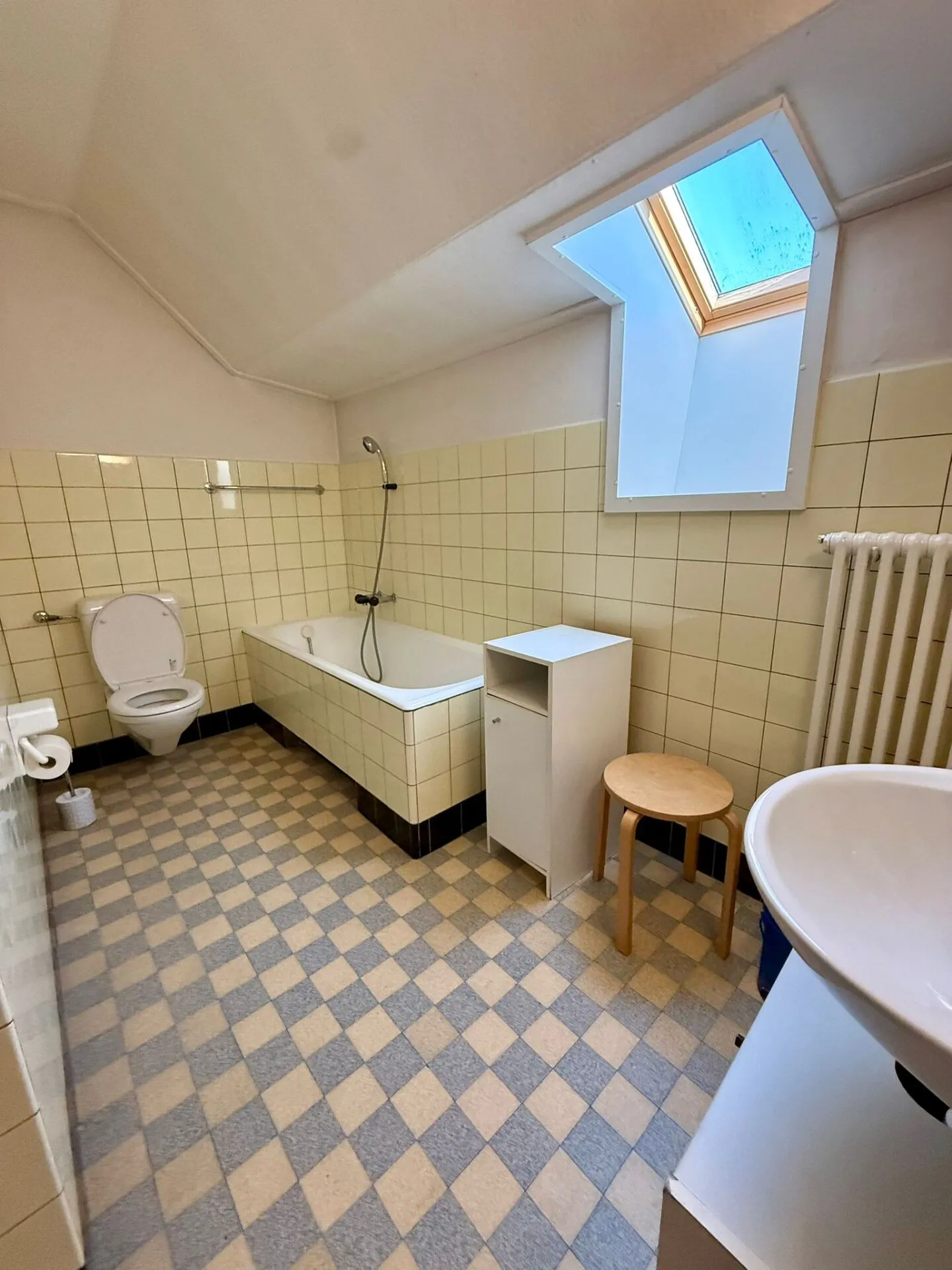 Maison multifamiliale avec vue dégagée, grand terrain et potentiel d'aménagement ! - Photo 8 sur 9