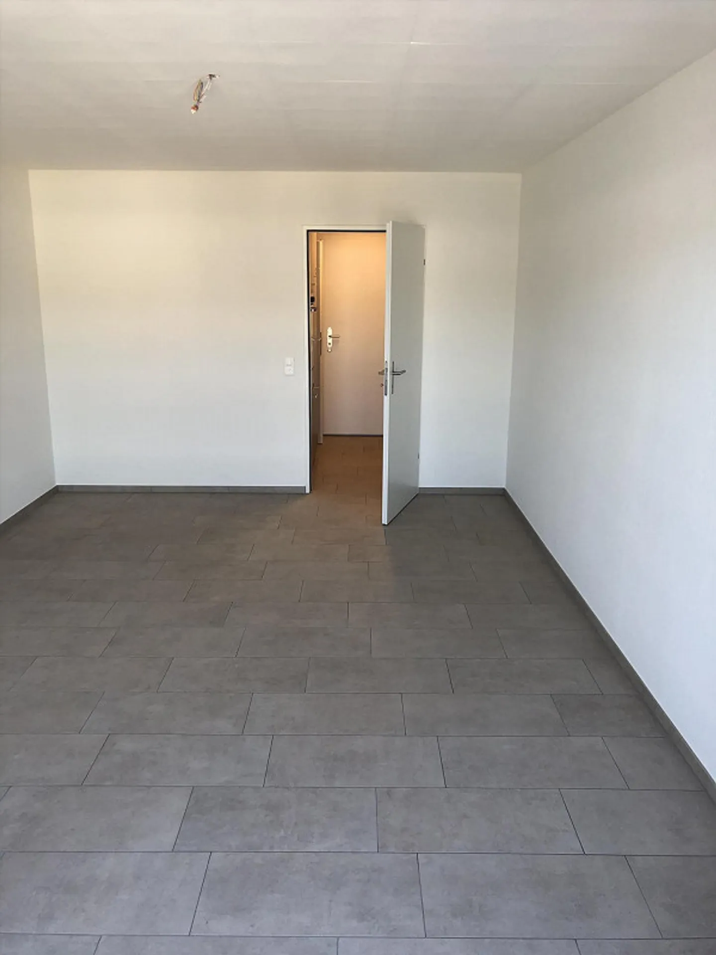 Perfect for singles! - Photo 2 of 7