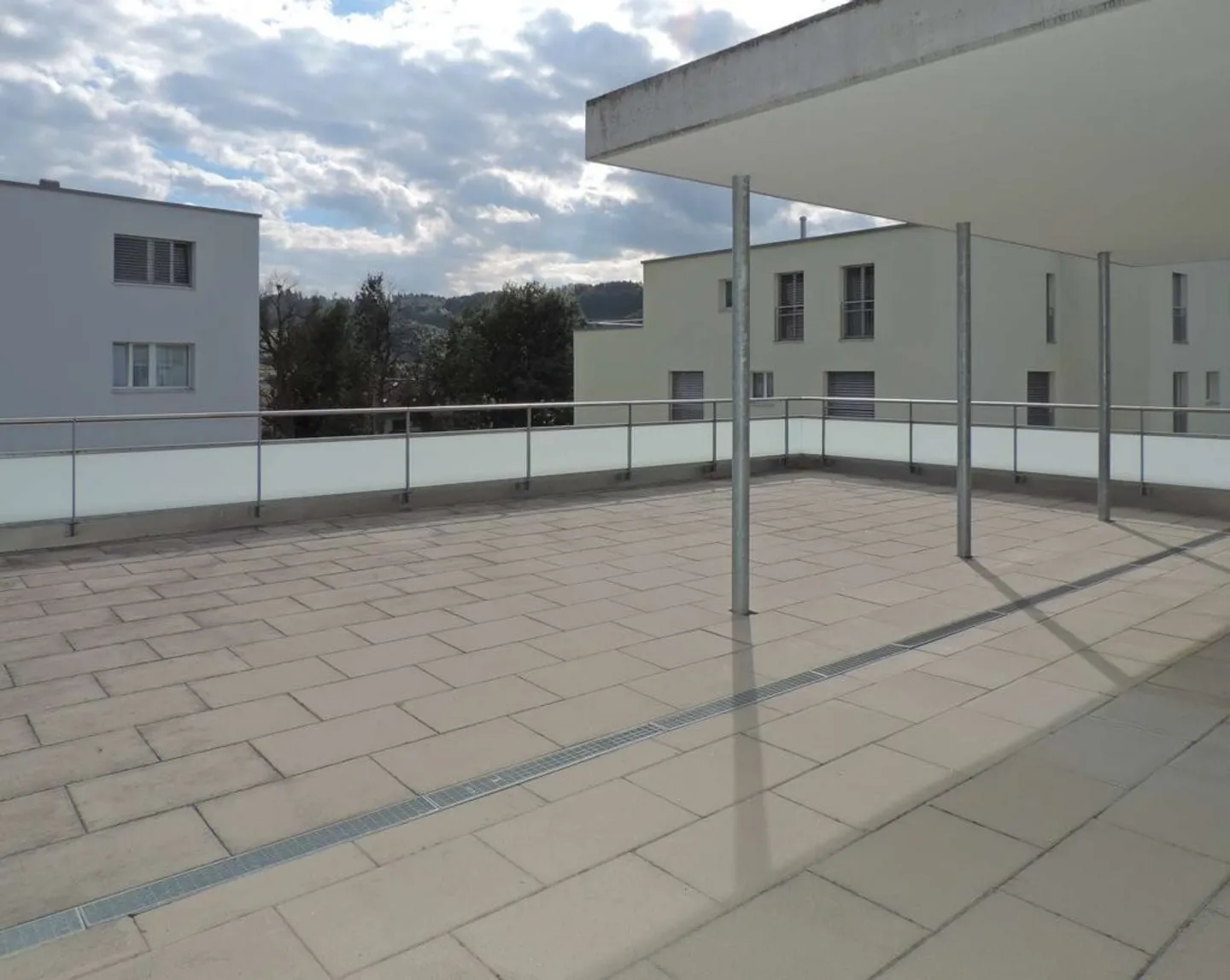 Geräumige Wohnung mit riesiger Terrasse - Foto 2 von 8
