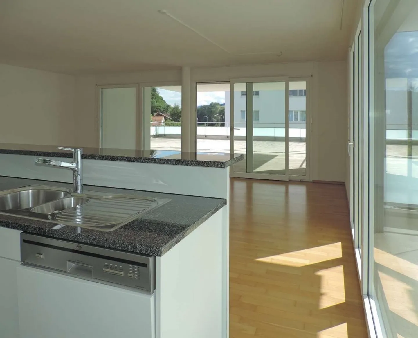 Geräumige Wohnung mit riesiger Terrasse - Foto 4 von 8