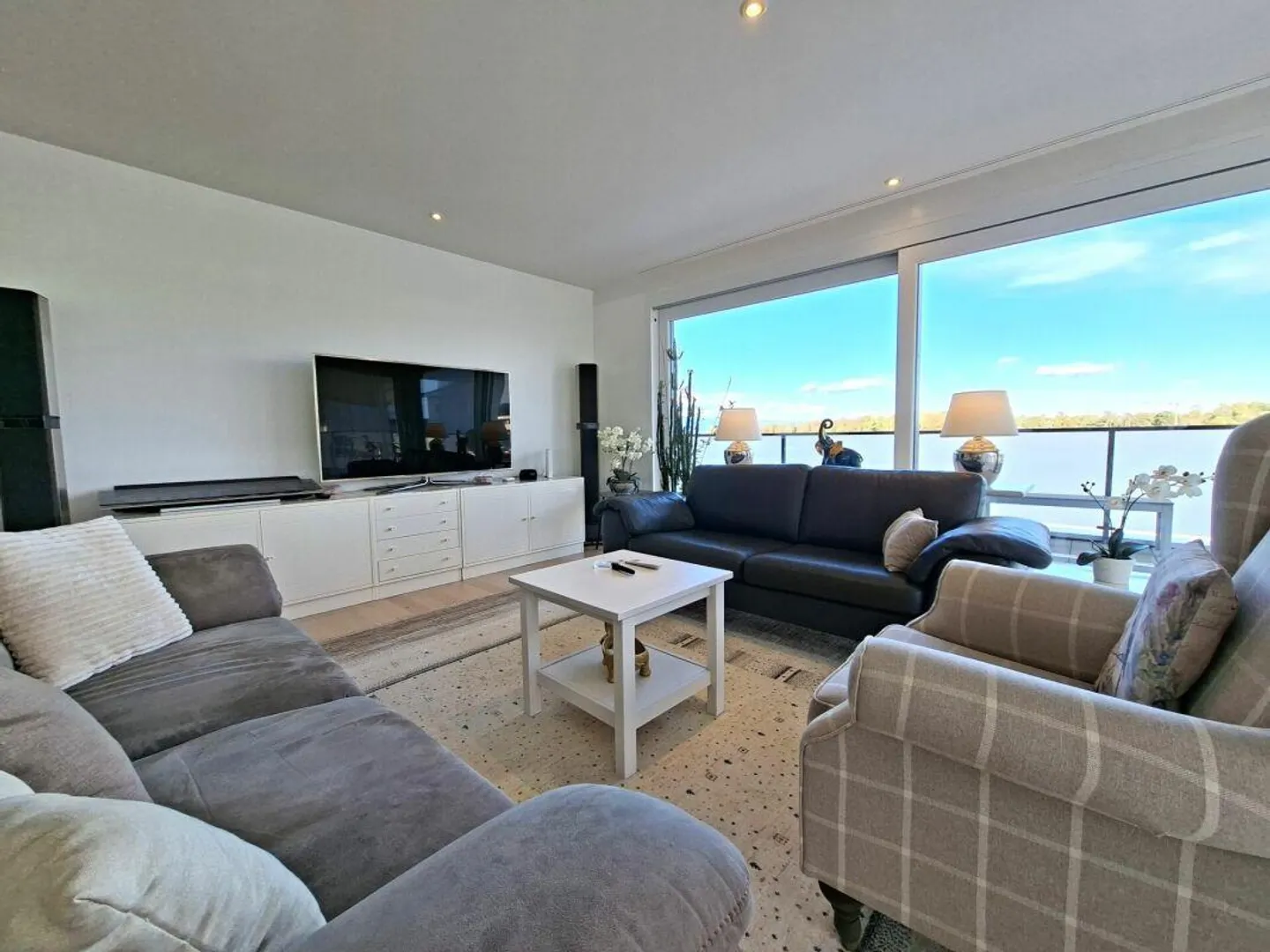 Unique 5.5-room penthouse apartment with a view of greenery - Photo 1 of 10