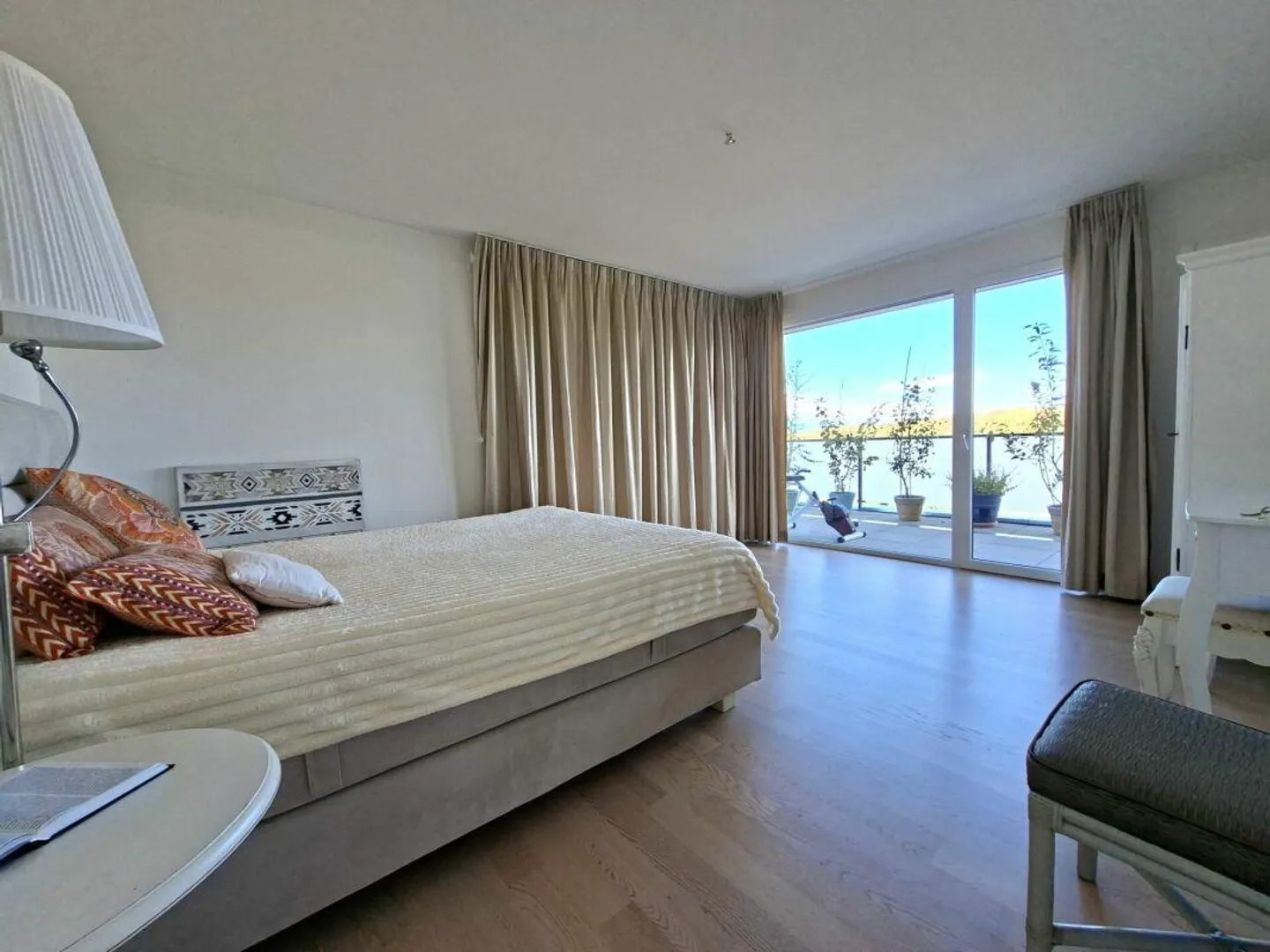 Unique 5.5-room penthouse apartment with a view of greenery - Photo 4 of 10