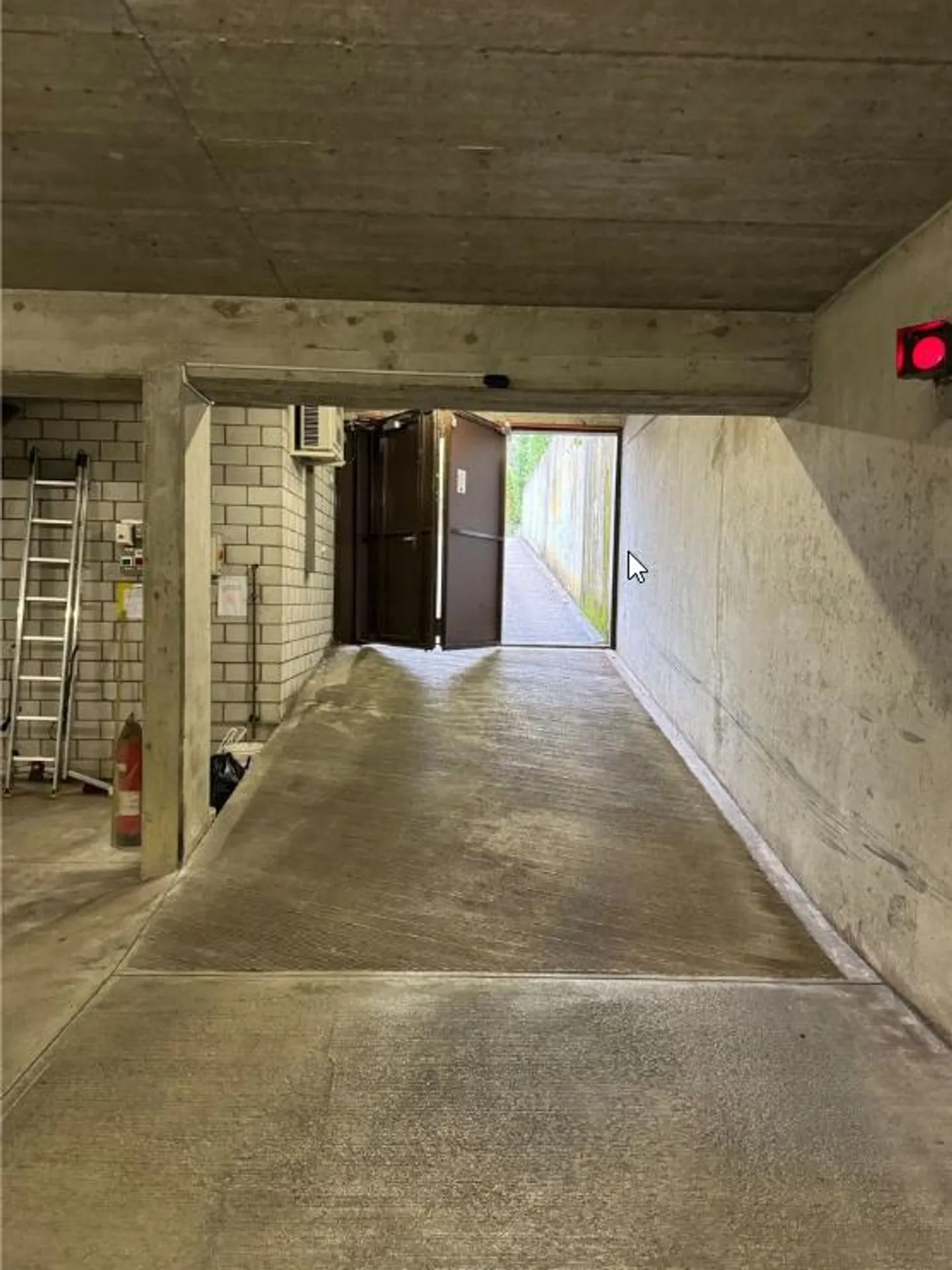 🚗2x Places de Parking en Sous-Sol à Bottmingen – Central, Bien Entretenu & Proche des Transports Publics 🚗 - Photo 1 sur 3